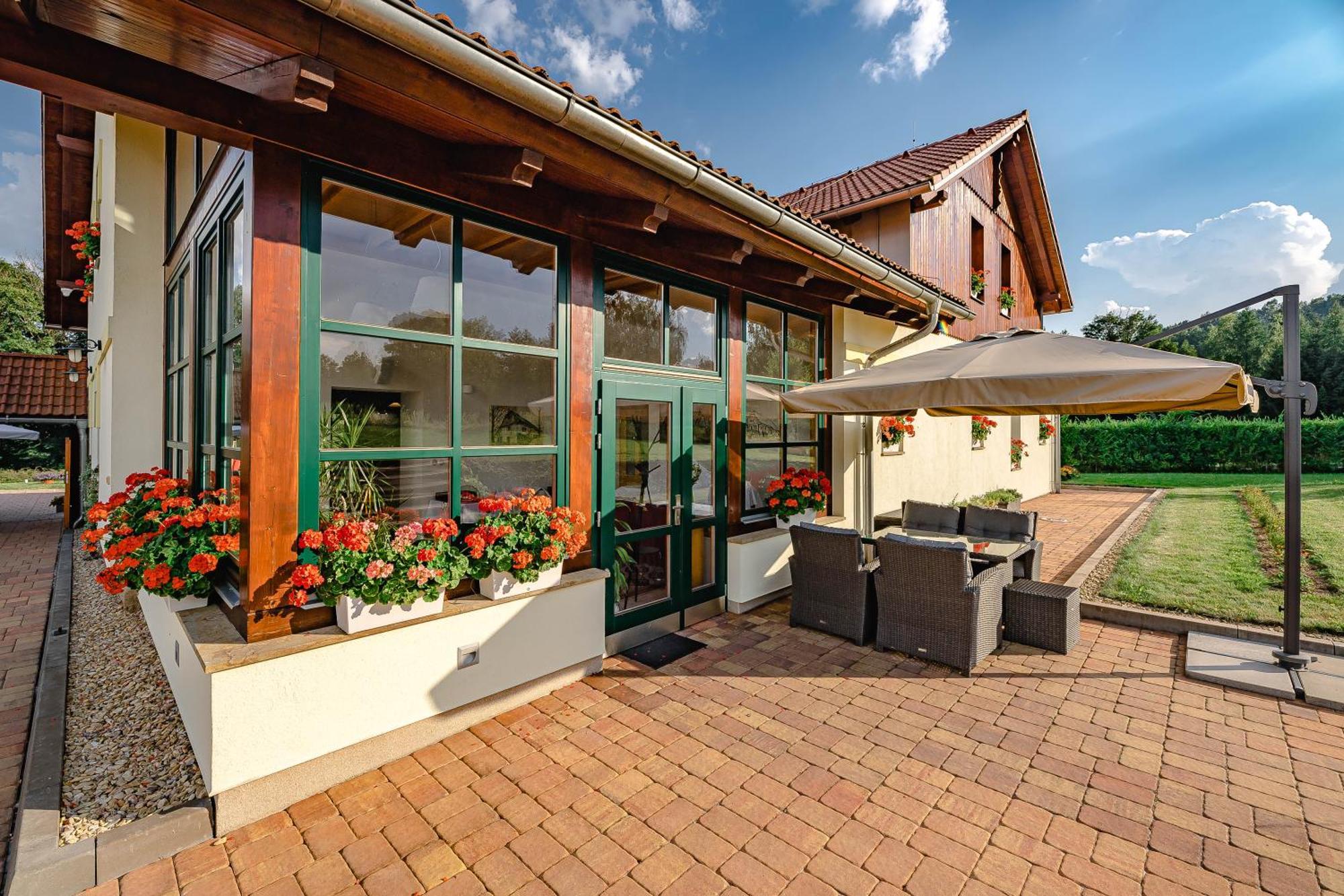 Vencluv Statek Hotel Javornice Екстериор снимка