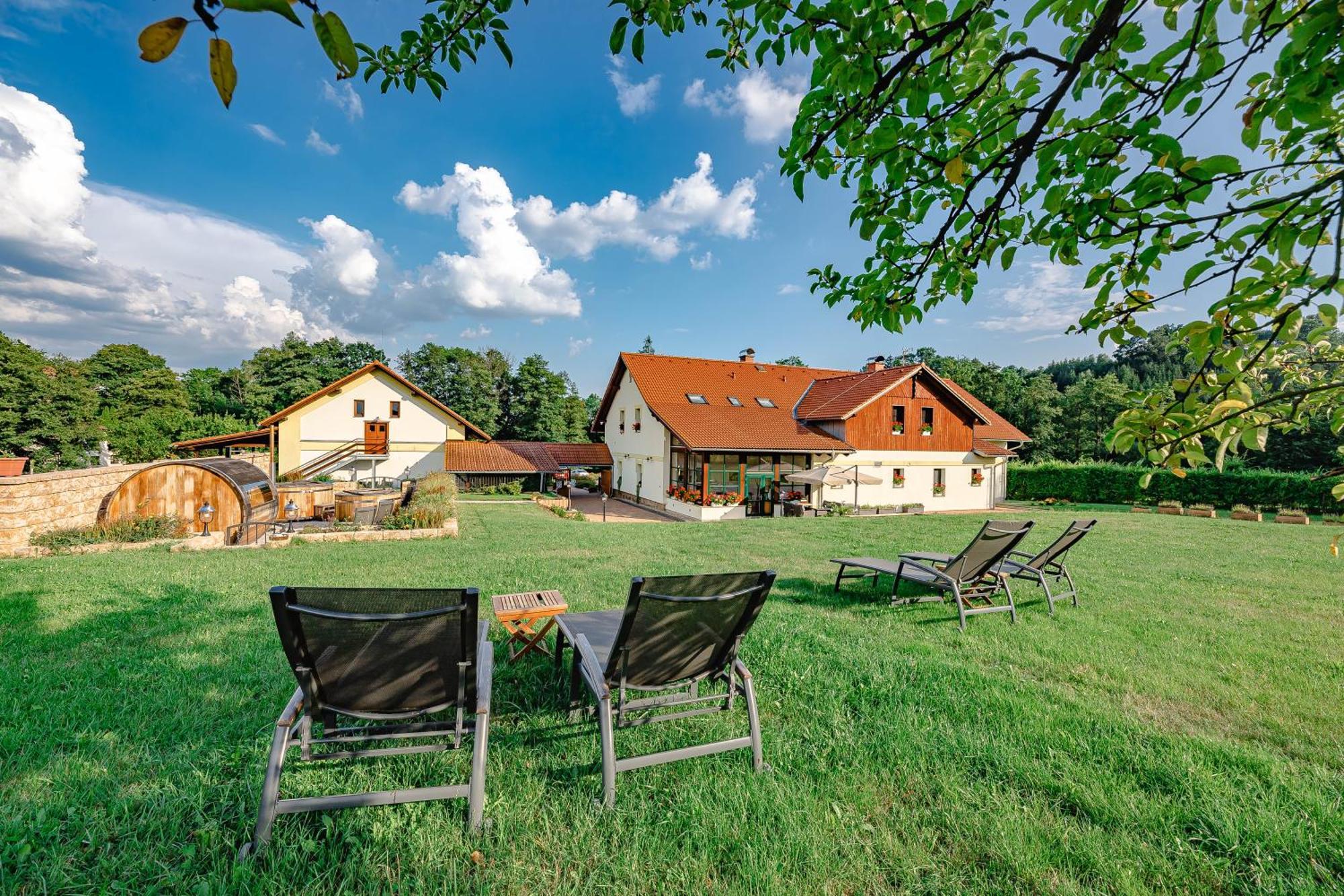 Vencluv Statek Hotel Javornice Екстериор снимка